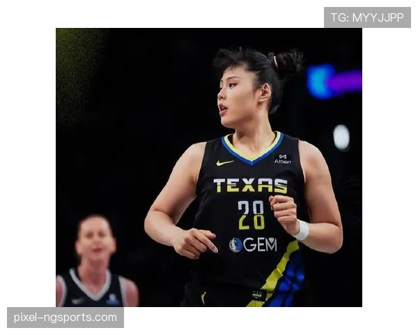 李月汝训练完啃鸡腿的样子，真不像拿百万年薪的人
