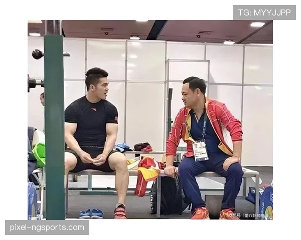石智勇训练完直接拎两箱红牛走人，这喝法是拿金牌当糖嗑？